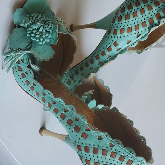 BCBG heels - Picture 5 of 5